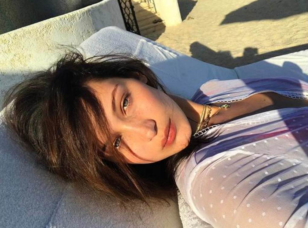 Bella Hadid u bluzi bez grudnjaka