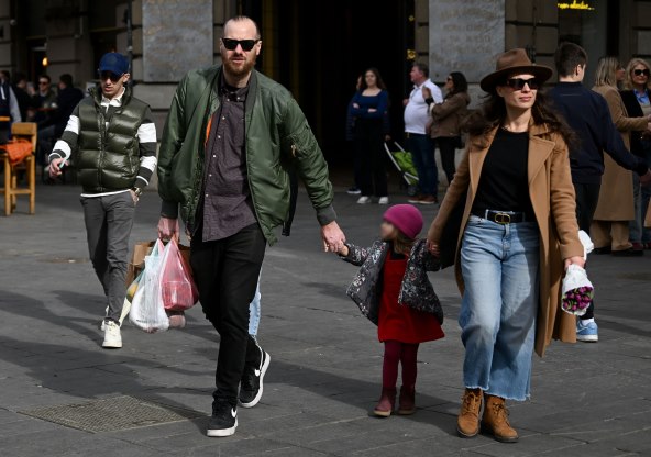 Ivan Veljača i Ana Vučak Veljača u šetnji trgom.
