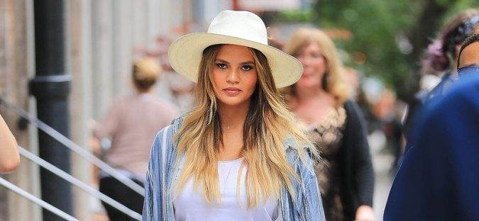 Chrissy Teigen pokazala trudnički trbuh