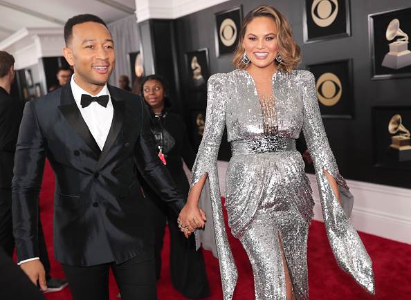 Chrissy Teigen pokazala trudnički trbuh