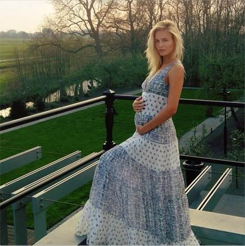 Natasha Poly na filmskom festivalu u Cannesu u potpuno prozirnoj haljini