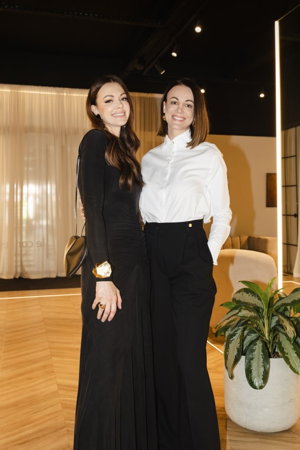 Aleksandra Dojcinovic sa sestrom Snjezanom.jpg