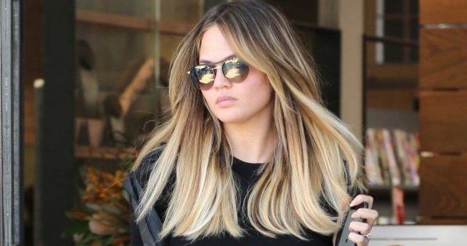 Chrissy Teigen pokazala trudnički trbuh