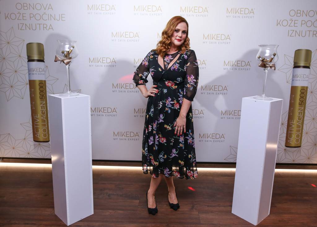 Petra Dugandžić u crnoj haljini na premijeri predstave
