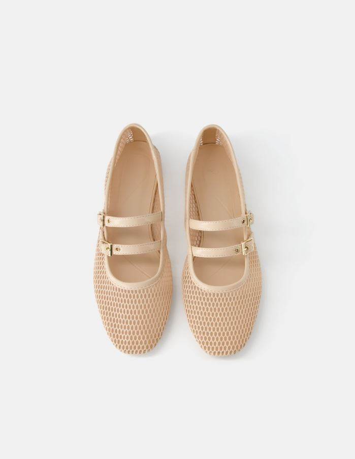 Mrežaste balerinke s kopčama/ Bershka/ 19,99 EUR