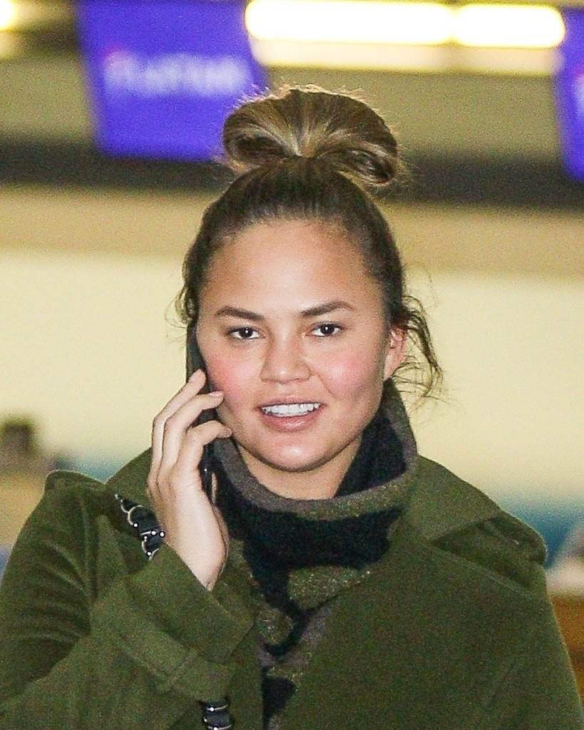 Chrissy Teigen pokazala trudnički trbuh