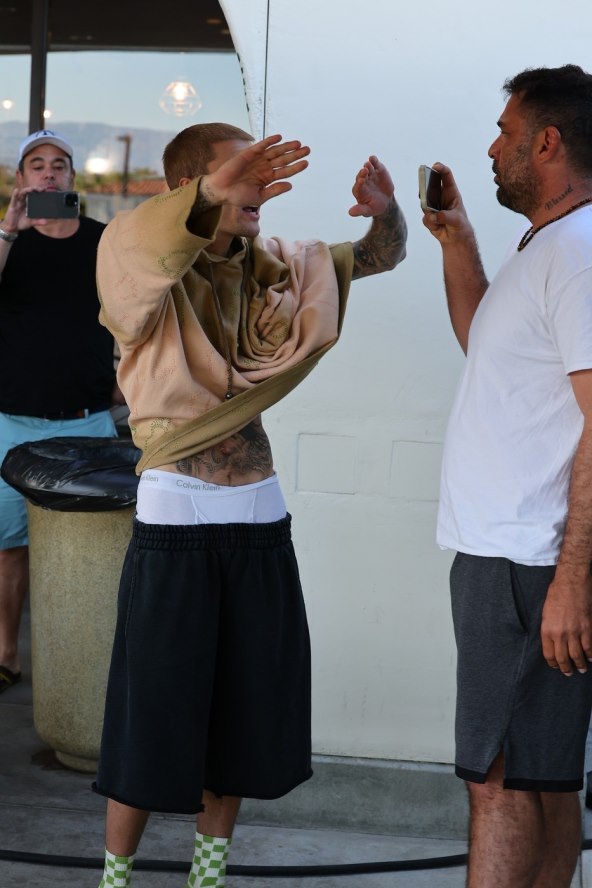 Justin Bieber vikao na paparazze i pokušavao ih potjerati