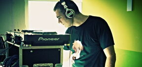 Emil Tedeschi kao DJ SMS Deutsch u Pepermintu