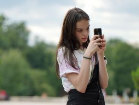 Djevojka pametni telefon Pixabay, Mircea Iancu 5425872.jpg