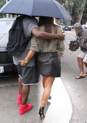 Kim Kardashian i Kanye West: igre ispod kišobrana  