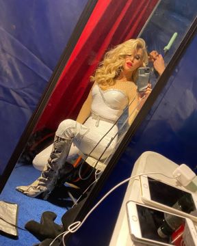 Flashback to 2020 when I was the Ringmaster of the @bigapplecircus! Here I am getting ready to make my entrance on the Flying Trapeze! I love my job! I never know what I’m going to do next! #fbf.jpg