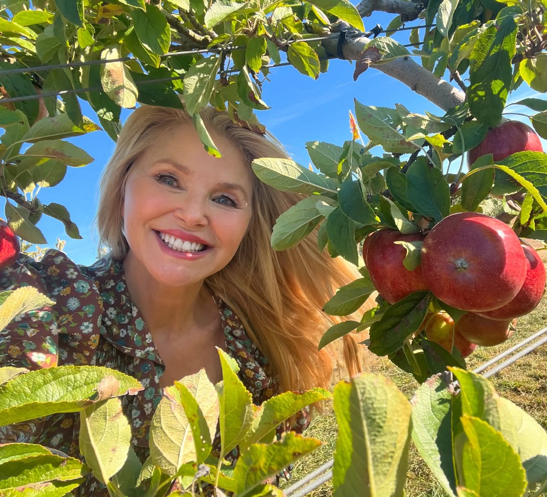 Doing Fall things on a beautiful Autumnal week end Happy Fall everybody! #applepicking #pumpkins #mums.jpg