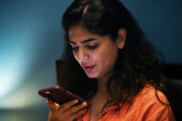 Djevojka zena pametni telefon zlostavljanje.jpg