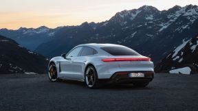 BESPLATNO AŽURIRANJE SOFTVERA: Porsche Taycan s novim značajkama još je brži