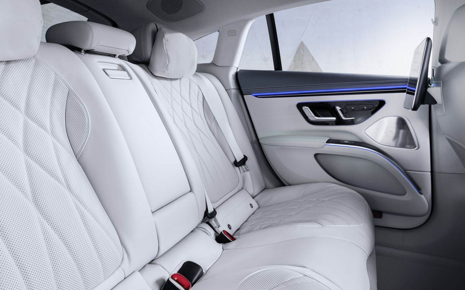 MERCEDES-BENZ EQS: Hyperscreen širine 1,41 metara u kabini automobila