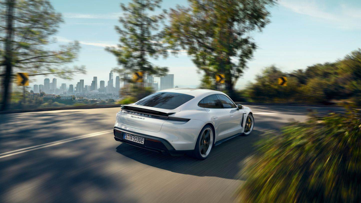 BESPLATNO AŽURIRANJE SOFTVERA: Porsche Taycan s novim značajkama još je brži