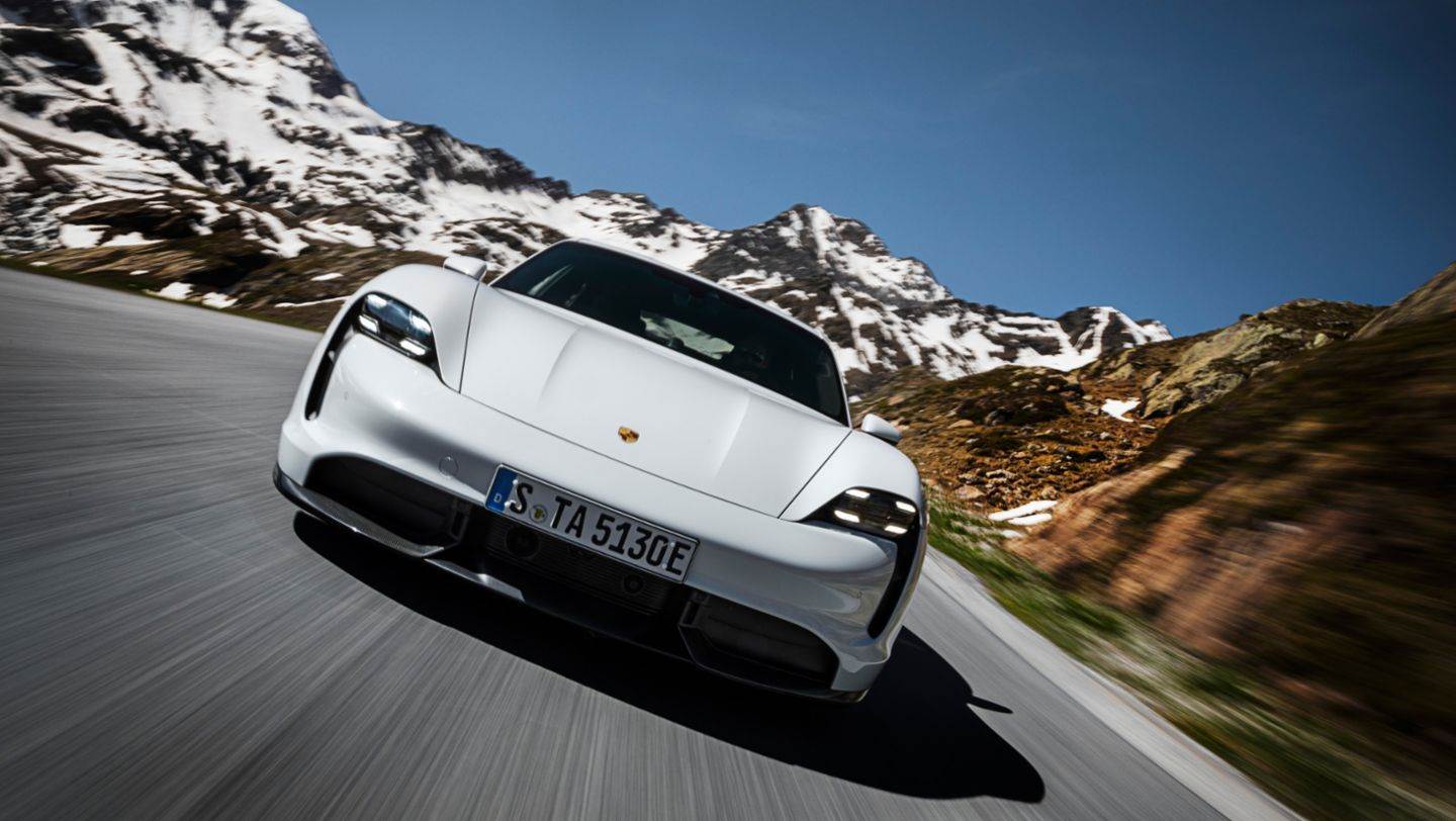 BESPLATNO AŽURIRANJE SOFTVERA: Porsche Taycan s novim značajkama još je brži