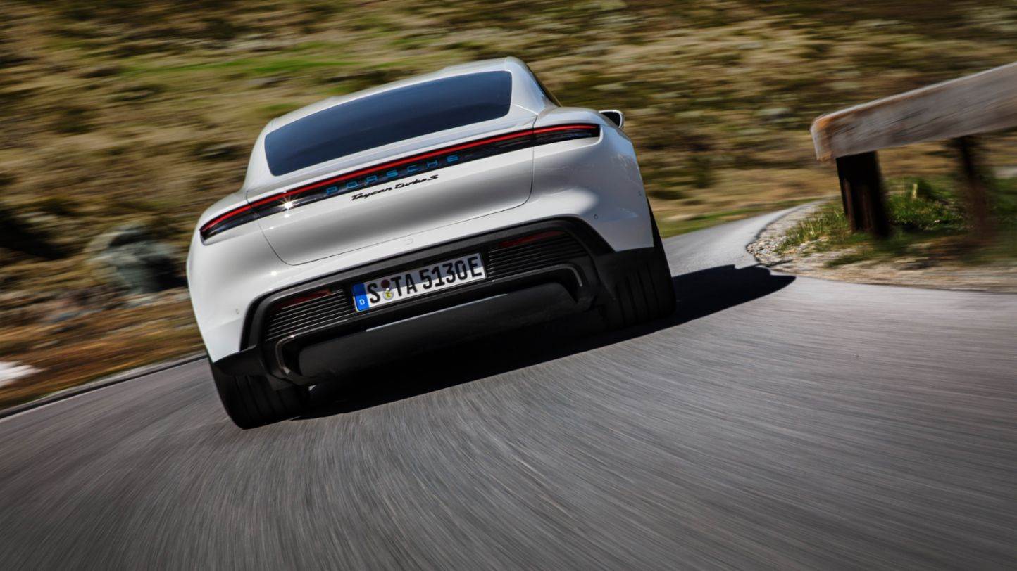 BESPLATNO AŽURIRANJE SOFTVERA: Porsche Taycan s novim značajkama još je brži