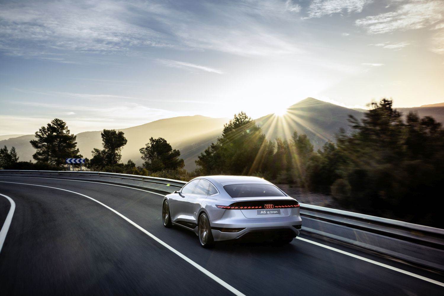 AUDI A6 E-TRON CONCEPT: Brzo punjenje snagom od 270 kW, uz doseg veći od 700 km