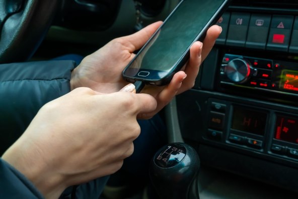 POSEBNO SU OSJETLJIVI IPHONE UREĐAJI Punjenje mobitela u automobilu nije baš dobro