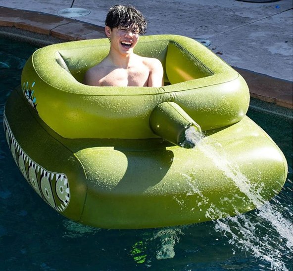 FLAMINGOSI SU PROŠLOST Za ljeto si nabavite zračni tenk za vođenje pomorskih bitki