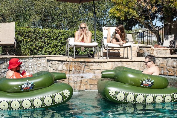 FLAMINGOSI SU PROŠLOST Za ljeto si nabavite zračni tenk za vođenje pomorskih bitki