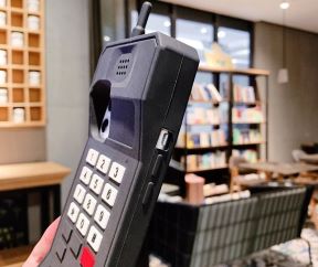 AKO VAS PUCA NOSTALGIJA Maska za iPhone koja glumi stari mobitel s antenom