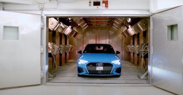 MLADE ŽENE U TESTNOJ VOŽNJI Kako se testira zvuk za automobile