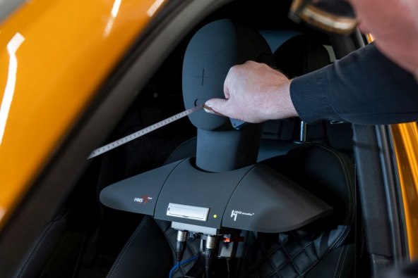 Artificial audio head for gauging in-car sound