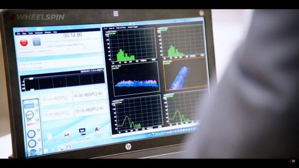 MLADE ŽENE U TESTNOJ VOŽNJI Kako se testira zvuk za automobile