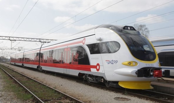 Može li se u vlaku napuniti mobitel, postoji li besplatan pristup internetu?