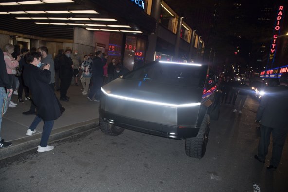 SPECIJALNO ZA MUSKOV CYBERTRUCK Čak mu i dobro stoji