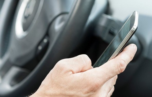 DISTRAKCIJA UBIJA SVE VIŠE LJUDI Mobitel i upravljač vozila ne idu zajedno