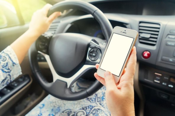 DISTRAKCIJA UBIJA SVE VIŠE LJUDI Mobitel i upravljač vozila ne idu zajedno