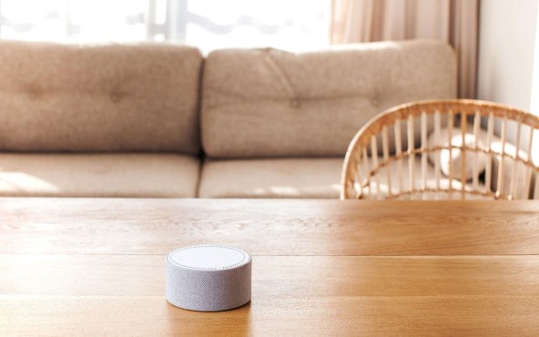 PAMETNI ZVUČNIK VAŠ NOVI UKUĆAN Možete mu naređivati, jedino što baš ne čisti...