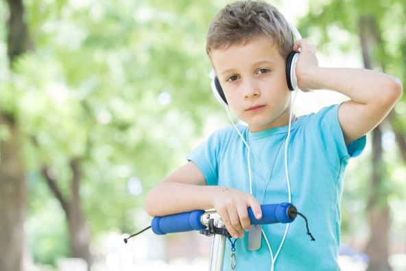 Djecak romobil slusalice.jpg