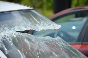 Automobil razbijeno staklo.jpg