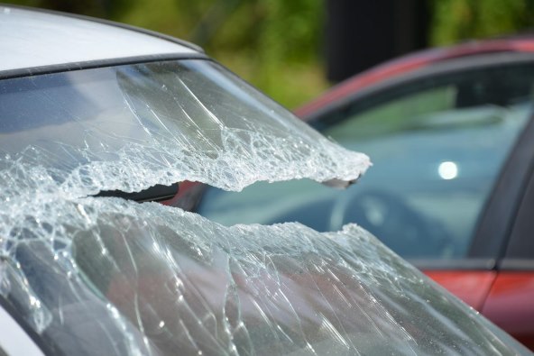 Automobil razbijeno staklo.jpg