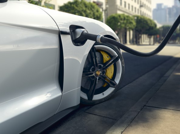AŽURIRANJE PORSCHE INFOTAINMENT SUSTAVA Nova funkcionalnost za PCM 6.0
