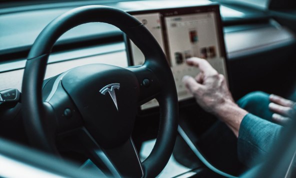 TESLA POVLAČI VIŠE OD MILIJUN VOZILA: Problem je u sigurnosti autopilota