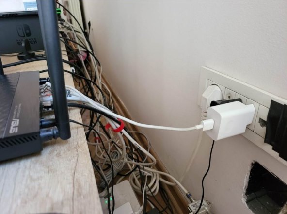 Kabeli iza televizora.jpg