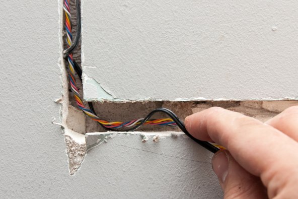 Skrivanje kabela u zidu.jpg