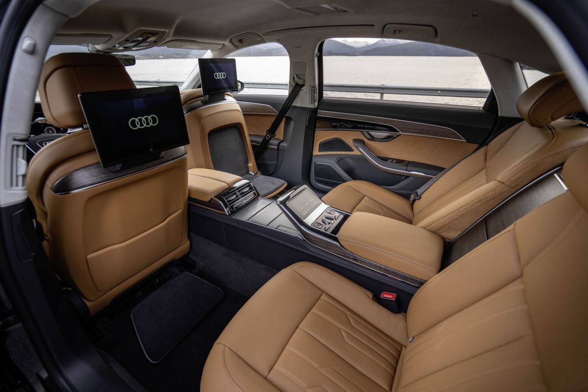 Audi A8 (6).jpg