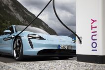 Porsche Taycan (2).jpg