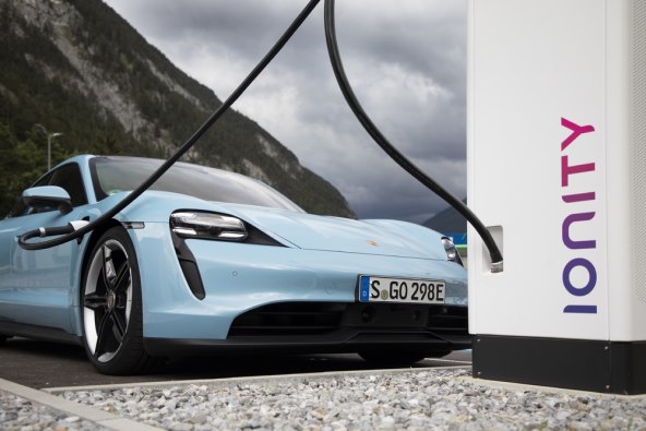 Porsche Taycan (2).jpg