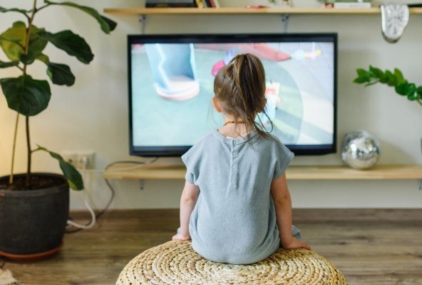 Dijete gleda televizor.jpg