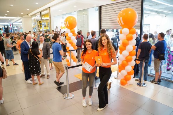 Xiaomi Store Arena Red 2.jpg