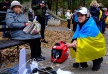 Ukrajina Herson punjenje mobitela generator (1).jpg