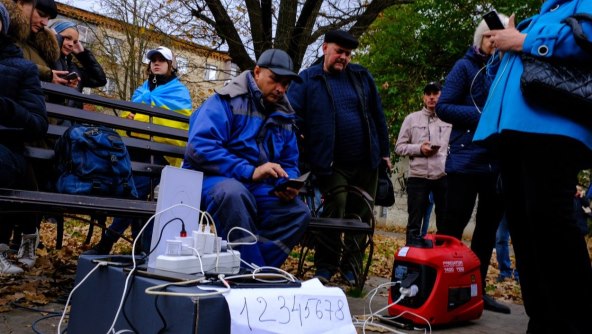 Ukrajina Herson punjenje mobitela generator (3).jpg