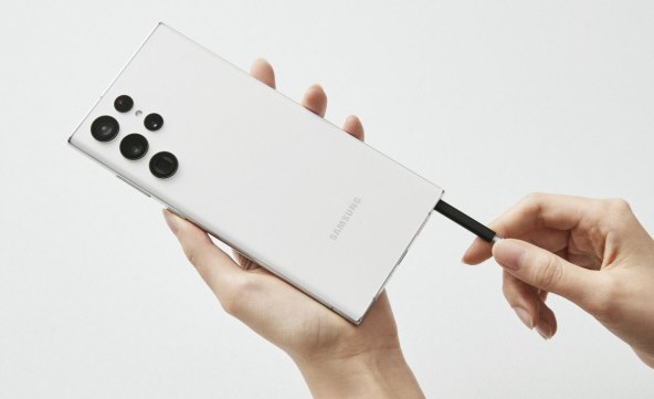 LJUTA KONKURENCIJA Samsung Galaxy S22 vs. Apple iPhone